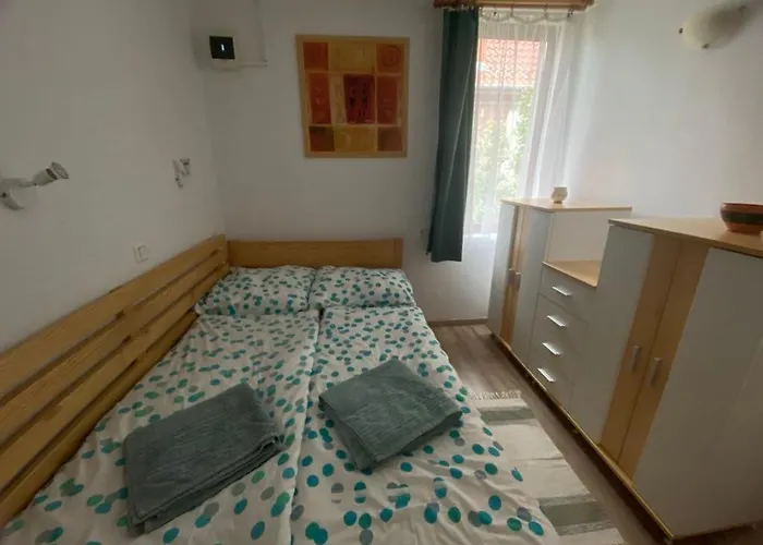 Flóra Vendégház A Balatonnál