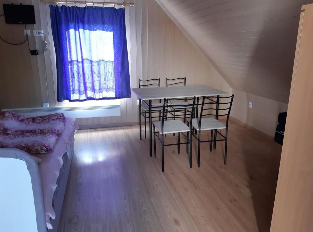 Flora Vendeghaz A Balatonnal Apartment Lovas
